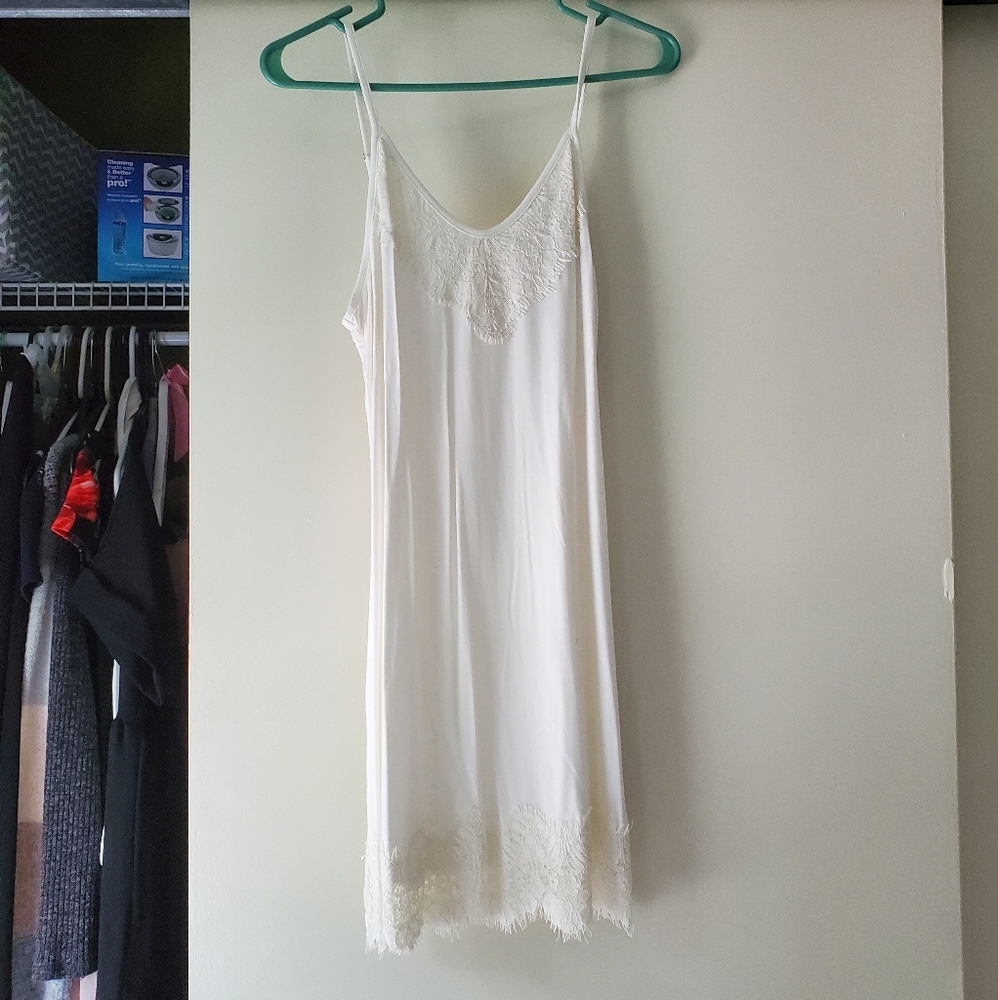 Medium white slip